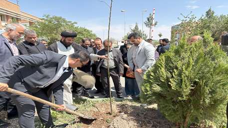غرس نهال در بیمارستان معتمدی گرمسار با حضور مسئولین شهری